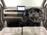 車内は光触媒抗菌消臭施工済です。スタイリッシュなデザインで暖かみのあるインパネ周りを演出します。グローブボックスやカップホルダーのほかにトレーなどたくさんの収納スペースが装備されています。