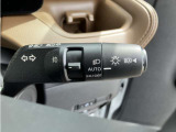 車外の明るさに応じでライトを点灯、消灯してくれるオートライト機能です☆お天気の良い昼間のトンネル走行などオートにしてると便利で安心です☆エンジン停止時にライトの消し忘れも無くなります☆