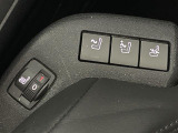 【ポジションメモリー(パワーシート)】それぞれのスイッチを押すと、あらかじめ設定したドライビングポジションに自動で調整してくれます。シートポジションがしっかり決まると、毎日の運転が楽になりますね!