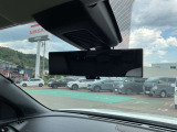 インテリジェントルームミラーは、車両後方のカメラ映像をミラー面に映し出すので、同乗者や積み荷などの車内状況や、天候などに影響されずいつでもクリアな後方視界が得られます。