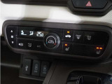 【オートエアコン】温度を設定すれば自動で快適な車内温度を保ちます。エアコン内部の高性能脱臭フィルターで車内のアレルゲンや花粉を除去。
