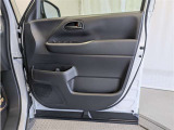 運転席ドア内張はご覧の通り。ドアポケットの収納もバッチリです