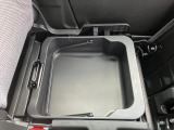助手席下は取り外し可能な【シートアンダーボックス】付★靴やおもちゃなど小物を入れたり使い方は自由♪