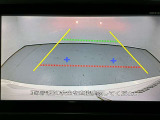 【バックカメラ】駐車時に後方がリアルタイム映像で確認できます。大型商業施設や立体駐車場での駐車時や夜間のバック時に大活躍!運転スキルに関わらず今や必須となった装備のひとつです!
