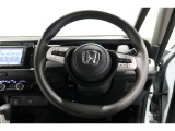 前方は視認性が良く、運転中も情報がひと目で確認できて安心。見やすさにこだわったデザインで、毎日のドライブがもっと快適に