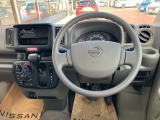 使いやすく安全な操作性と良好な視界を実現した運転席!