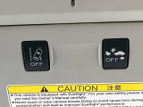 【車線逸脱警報】道路上の白(黄)線を認識し、意図せず走行中の車線からはみ出しそうになった時、メーター内の警告灯とブザーで注意喚起してくれる安心・安全機能です♪