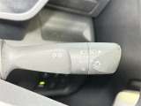【オートライト】車外の明るさに応じて、自動的にライトの点灯・消灯を行います。