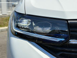 LEDマトリックスヘッドライト「IQ.LIGHT」。対向車や先行車を検知し、LEDを個別制御。まぶしさを抑えながら、夜間の視界をしっかり確保します。