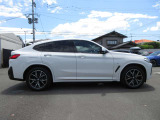 新車登録から5年目まで、最長4年間の走行距離無制限保証をご用意。ご購入後も安心が長く続きます。