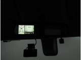 トップビュー&フロントビュー・車両に取り付けたフロント、サイド、バックカメラの映像を合成して画面上に表示させることで、低速時の運転を補助する装置です。