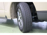 タイヤサイズ 195/80R15。スタイリッシュなデザインの純正アルミホイールを装着しています。