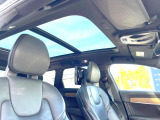 【パノラマガラスルーフ】固定式のガラスルーフで明るい車内空間を演出。日差しの強い日は電動スライドカーテンで調整するなど、季節を問わず開放的なドライブをお楽しみいただけます。