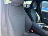 メルセデスのシートは、長距離・長時間の運転でも疲労感が最小限になる構造となっております。通気性も高く、夏場でも湿気がたまりにくくなっております。