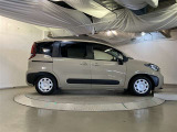 運転席側も電動スライドドアになってます。ショッピングなどでのお買い物時手がふさがっていてもドアに軽く触れるかリモコンで開閉できるので便利です!