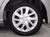 ホイールは車のデザインにマッチした専用タイプです。