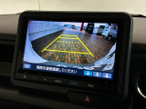 リバースギアに入れるだけで後方の表示へ切り替わります。夜間や雨の日の駐車も楽になりますよ。