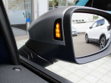 【ブラインドスポットモニター】左右斜め後ろを平行して走る車を認識し、車線変更の際に危険を察知するとドライバーへ警告を促します。夜・雨・トンネル内など走行時の環境が悪い時ほど便りになる安全装置です。