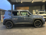 【ホイールアーチ】台形ホイールアーチはJeep伝統のデザインです。採用している理由は諸説ありますが、オフロードを走行する際にタイヤとボディが干渉しあわないよう配慮した作りにするためとなります。