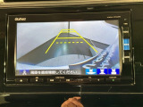 リバースギアに入れるだけで後方の表示へ切り替わります。夜間や雨の日の駐車も楽になりますよ。