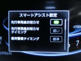 【先行車発進告知機能】・・・信号待ちや渋滞で先行車に続いて停止し、先行車の発進に気付かずそのままでいる場合は、ブザーなどでお知らせします。