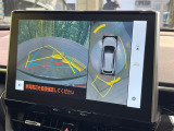 【パノラミックビューモニター】専用のカメラにより、上から見下ろしたような視点で360度クルマの周囲を確認することができます☆死角部分も確認しやすく、狭い場所での切り返しや駐車もスムーズに行えます。