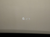 ヘッドアップ・ディスプレイ(HUD)現在のスピードや、前方の車線情報など、運転に必要な情報を、目の前のウインドウガラスに表示する機能です。これにより、目線の移動が少なく済み、安全です。
