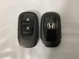 スマートキーを装備しています。鍵を差し込むことなくドアロックの開け閉めと、スタートボタン操作でのエンジンスタートができます。スペアキーも同じものを用意しております。