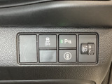 ハンドルの右側にはヘッドライトレベライザーとHondaセンシング用のVSA解除スイッチがついています。ヘッドライトレベライザーは道路状況や積荷の加重に応じてライトの高さを調節できます。