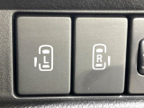 【両側パワースライドドア】スマートキーや運転席のスイッチで後席両側スライドドアの開閉が可能♪電動だから力を入れてドアを開ける必要が無く、小さなお子様でも簡単に開け閉めでき快適です♪