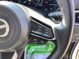レーダークルーズコントロール付車です。こちらのステアリングスイッチで設定が可能で、車間距離の認識、車速の設定、追従走行等が全車速において可能です。高速道路や長時間の運転時に大変便利です。