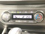 【オートエアコン】一度お好みの温度に設定すれば、車内の温度を検知し風量や温度を自動で調整。暑い&hellip;寒い&hellip;と何度もスイッチ操作をする必要はありません。快適な車内空間には必須の機能ですね♪