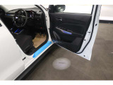 【ドアランプ】フロントドアを開けたときに足元に映し出されるSWIFTロゴ。ドアの開閉に連動して点灯・消灯します。