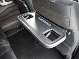車内で気軽に飲食も楽しめるシートバックテーブル搭載!