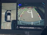アラウンドビューモニターです。4つのカメラからの映像を合成・処理することで空から見下ろすような視点で周囲を確認でき、駐車時のクルマの位置確認がスムーズになります。