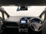 シンプルながら機能性あふれる運転席廻りです。視界性もよく、運転しやすいですよ。