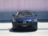 精悍な表情のMAZDA2のフロントマスク。夜間も遠くまで明るく照射するLEDヘッドライトを装備し、視界の確保はもちろん省電力性にも優れています。スタイリッシュなデザインと安心の走りを届けます。