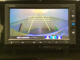 バックでの車庫入れも安心です! リアカメラが付いているバックモニター付のナビを装備しております。操作線もついており距離感も画面から確認できます。