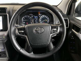 ステアリングスイッチ付きのハンドルになります。大きい車ですが運転もしやすいです。