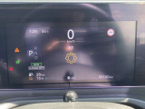 前方ディスプレイには車両情報や設定が表示されます。