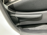 シートハイトアジャスターが付いているので運転姿勢を調整するのに便利ですね。身長に合ったシートポジションは安全運転や疲労軽減にもつながります。