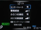 レーンディパーチャーアラートとは車線、又は走路からの逸脱の可能性を警告すると共に、車線、又は走路からの逸脱を避けるためのハンドル操作の一部を支援する機能です。詳細は販売店スタッフまでお尋ね下さい。