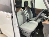【運転席・助手席転席】運転席の足もともゆったりで長距離ドライブでも快適に★