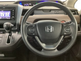 【ハンドル】運転にかかわる様々な操作を安全に行えるように視点移動が少なく操作性に配慮されたスイッチ類が凝縮されたコックピットです。