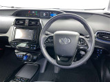 運転席まわりです。 各操作スイッチは使いやすい位置に配置されてます。