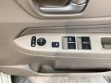 電動格納式リモコンドアミラーと、パワーウィンドウスイッチ等は運転席ドアにあります。