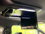 【フリップダウンモニター】大画面モニターで後席でもエンタメをお楽しみいただけます。小さなお子様にも大人気の装備です♪