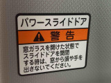 見た目が大事!な外装はぴかっとキレイに磨いており、経年のくすみもよみがえっております。ヘッドライトやドア周辺を磨く際にはマスキングテープを使用して保護しながら丁寧に作業をしております。
