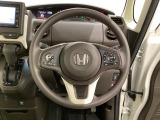 ハンドルにHondaセンシング系のクルーズコントロールやレーンキープアシストなどのスイッチと、オーディオの操作スイッチが装備されています。ハンドルから手を離さず安全に操作できます。