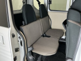 ダイブダウンできるリヤシートは簡単に荷室を広げることができます